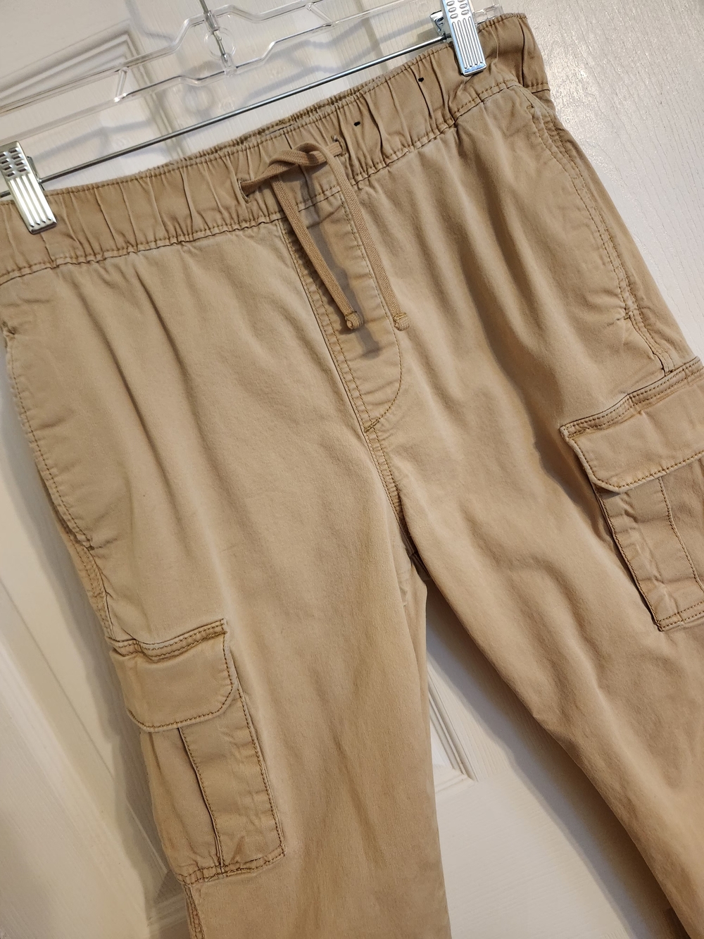 Hollister Men's Slim Cargo Pants. Khaki. Size Small. NWOT.